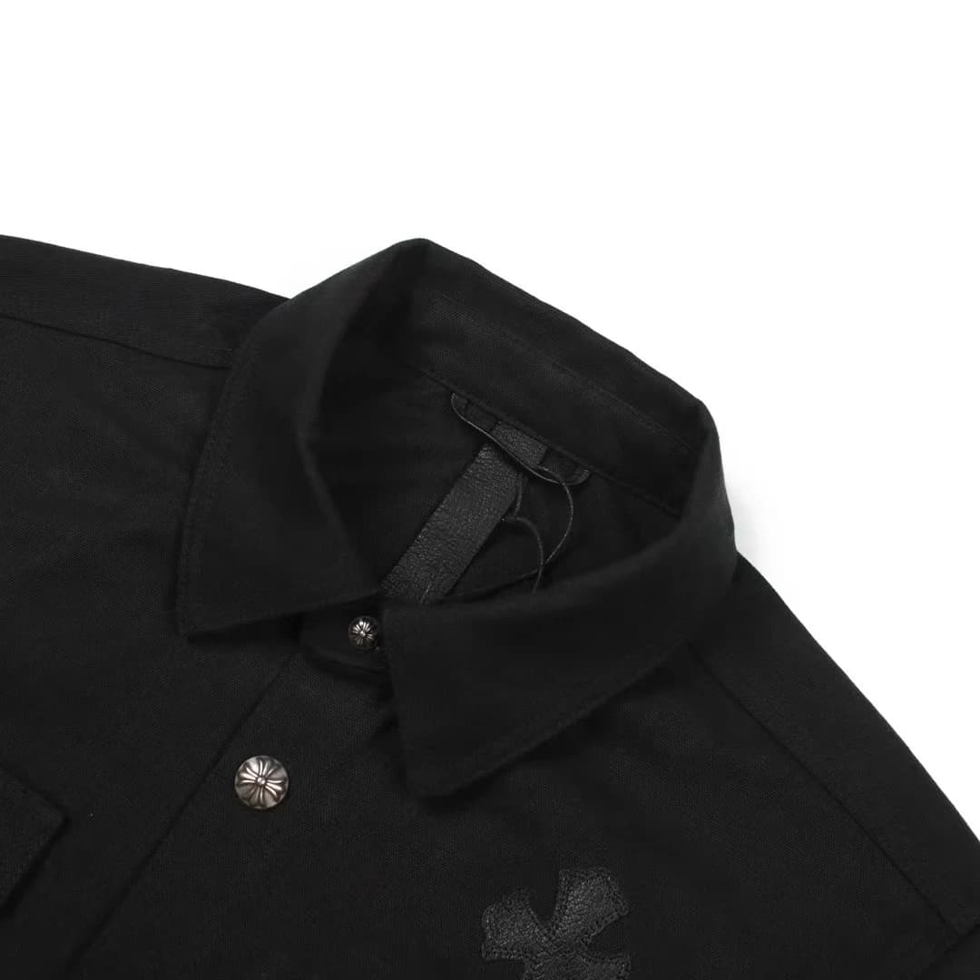 Воротник рубашки-куртки Chrome Hearts с кнопкой-розеткой
