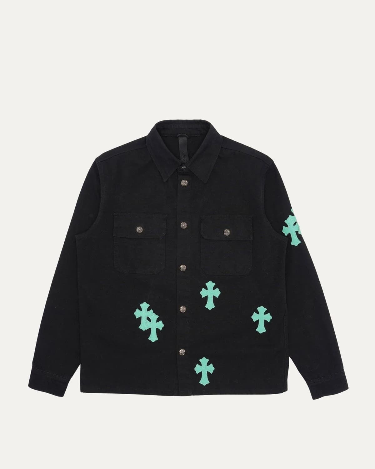 Чёрная рубашка-куртка Chrome Hearts с бирюзовыми кожаными крестами, вид спереди