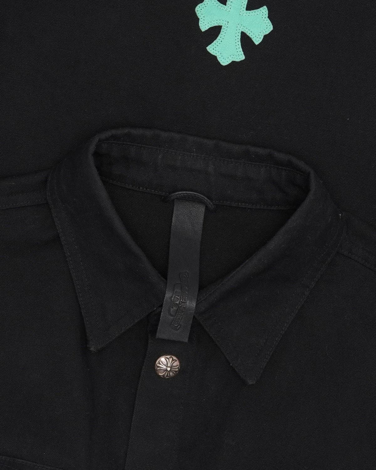 Воротник с кожаной петлёй и кнопка-розетка на рубашке-куртке Chrome Hearts