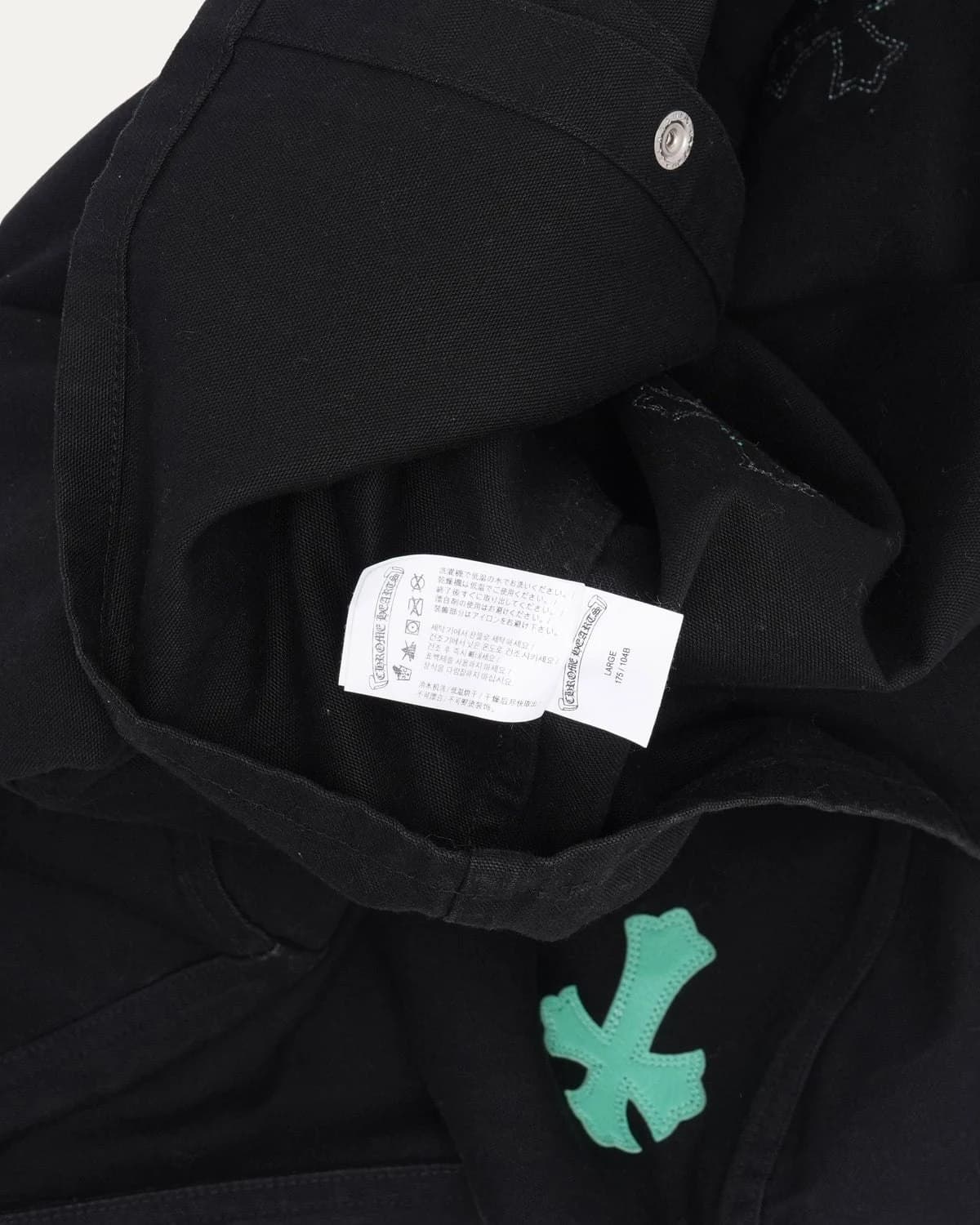 Ярлык размера Large и рекомендации по уходу на рубашке-куртке Chrome Hearts