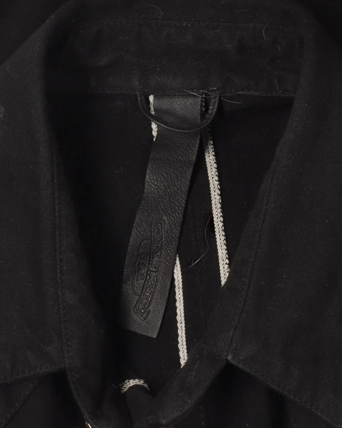 Кожаная петля для вешалки с тиснёным логотипом Chrome Hearts внутри воротника