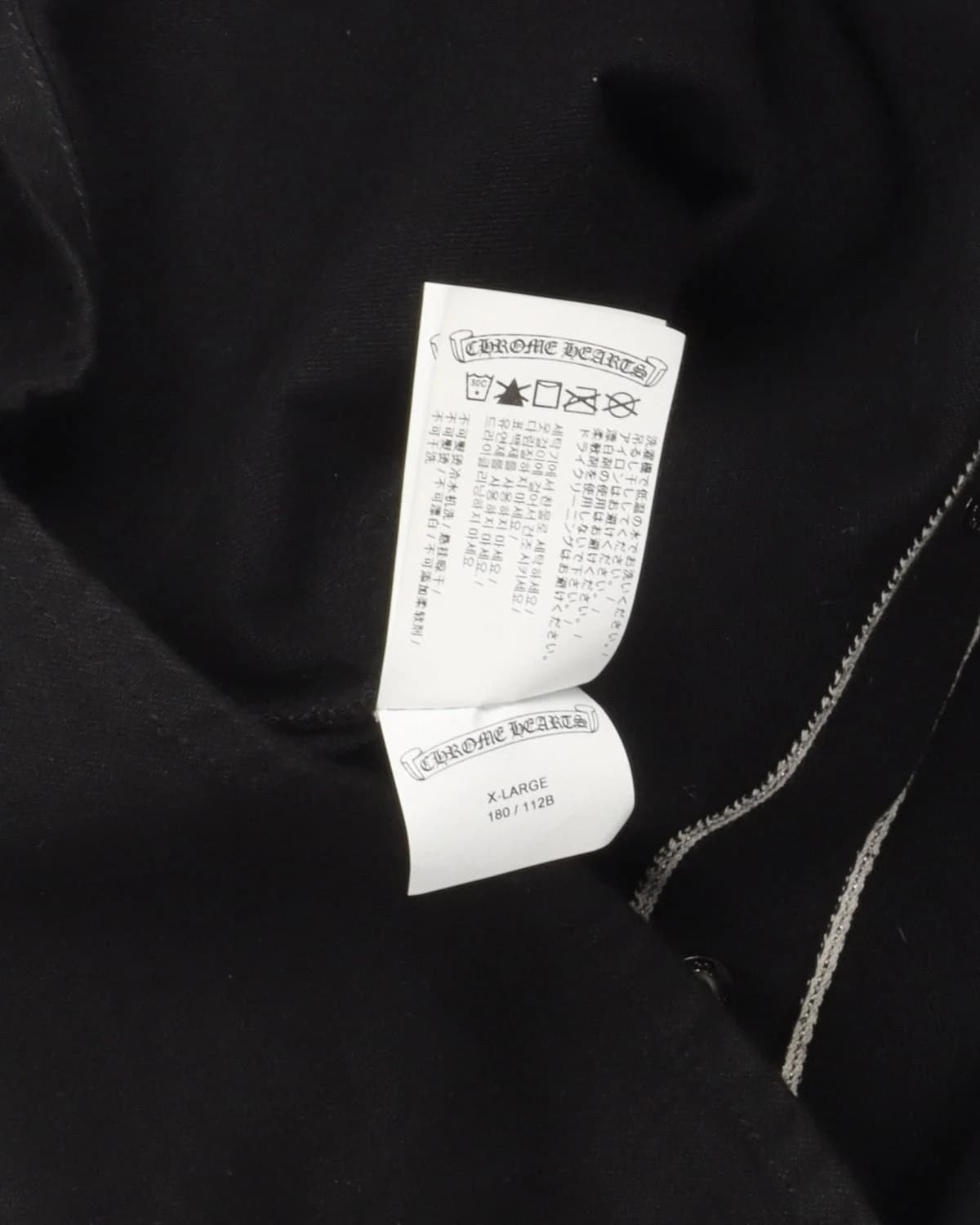 Ярлык ухода и размер X-Large 180/112B на рубашке-куртке Chrome Hearts