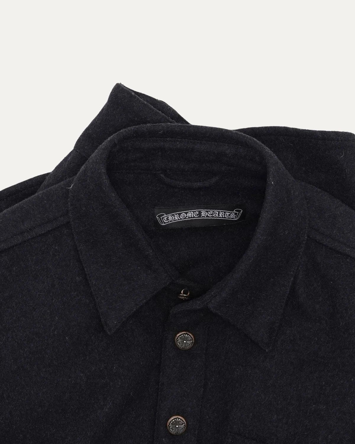 Воротник и нашивка Chrome Hearts на шерстяной рубашке-куртке