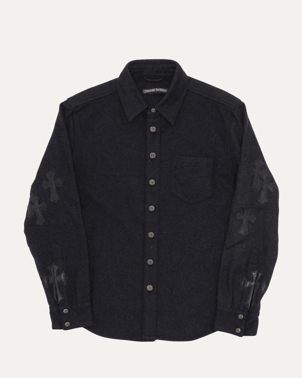 Чёрная шерстяная рубашка-куртка Chrome Hearts с кожаными крестами, вид спереди