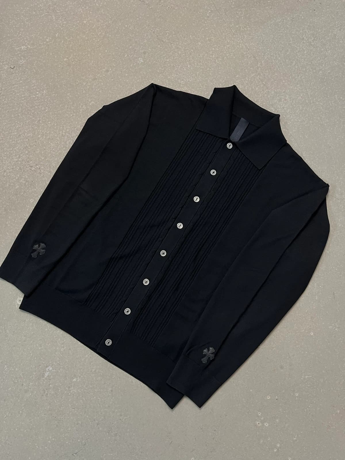 Чёрный вязаный кардиган-поло Chrome Hearts под углом