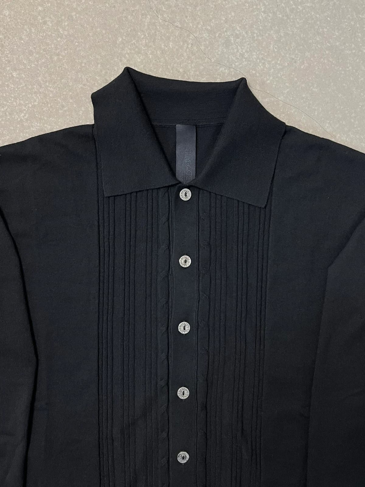 Крупный план планки и пуговиц вязаного кардигана Chrome Hearts