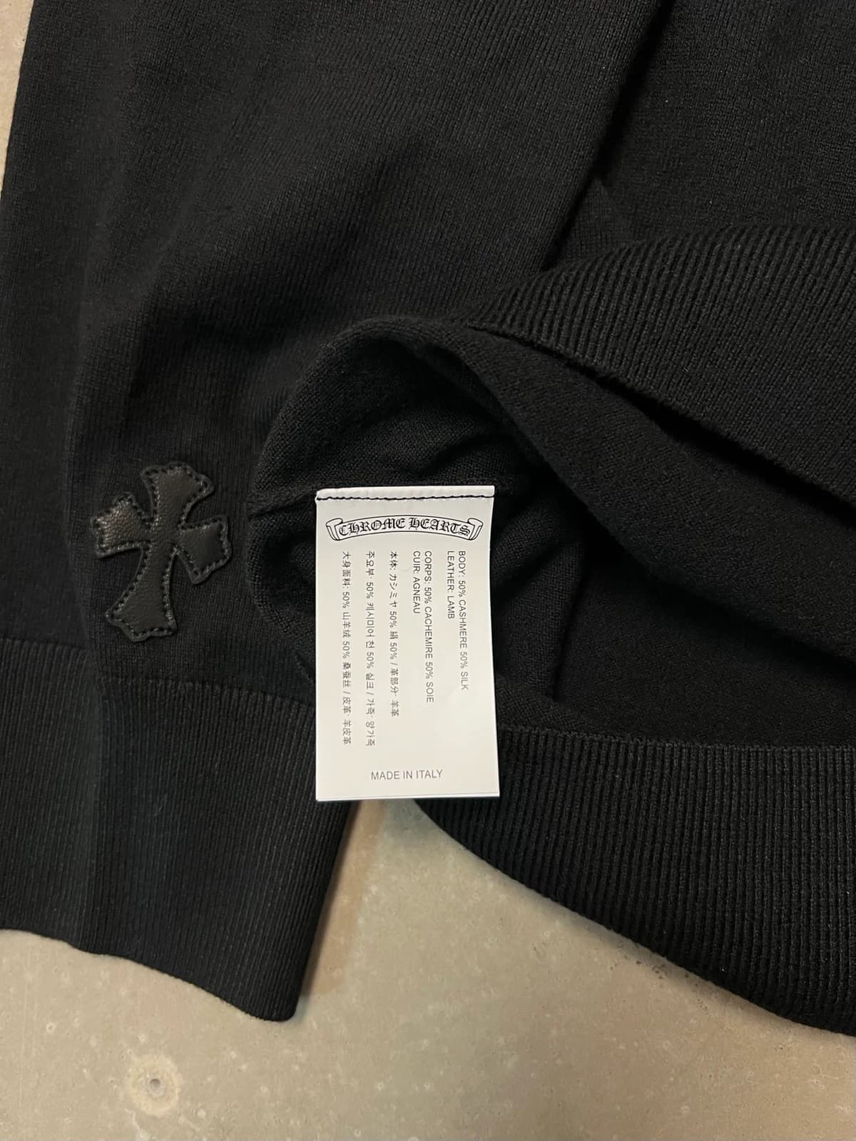 Ярлык размера Large 180/100B на кардигане Chrome Hearts