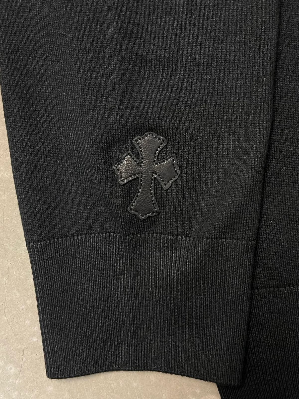 Кожаный крест из ягнёнка на рукаве кардигана Chrome Hearts