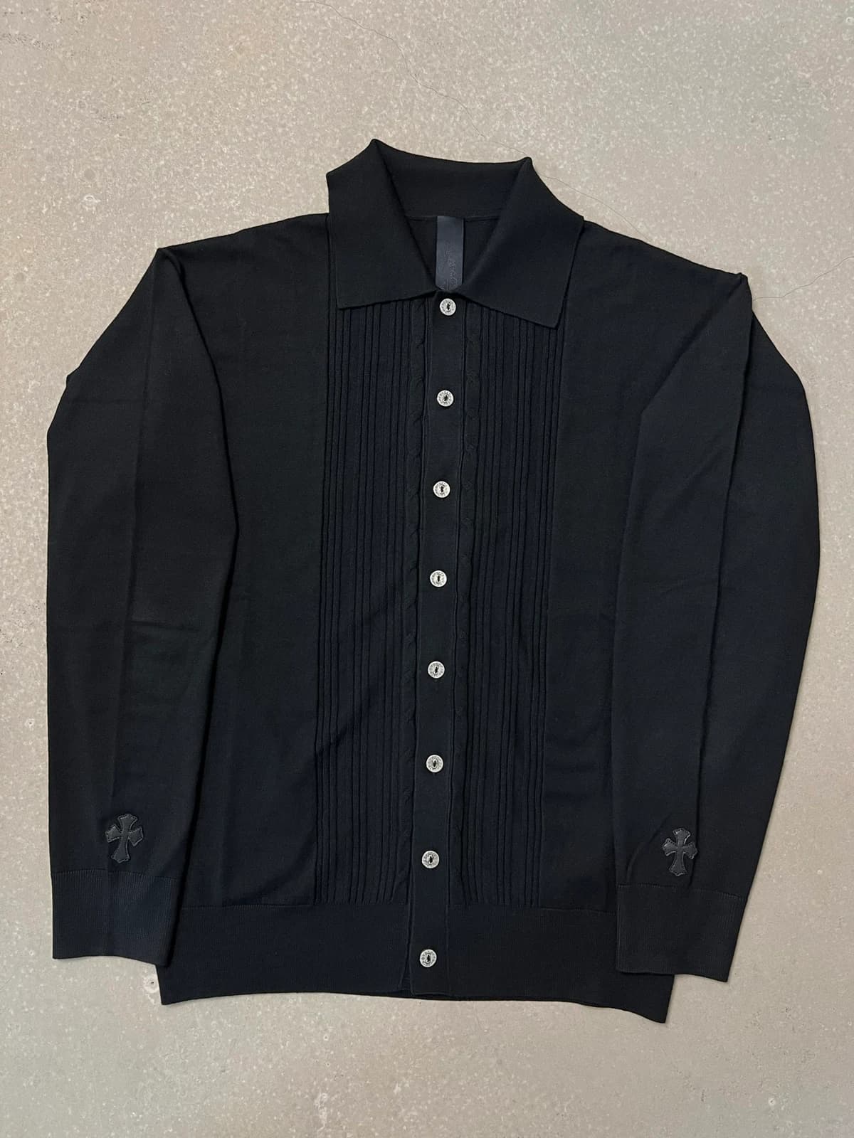 Чёрный вязаный кардиган-поло Chrome Hearts с кожаными крестами, вид спереди