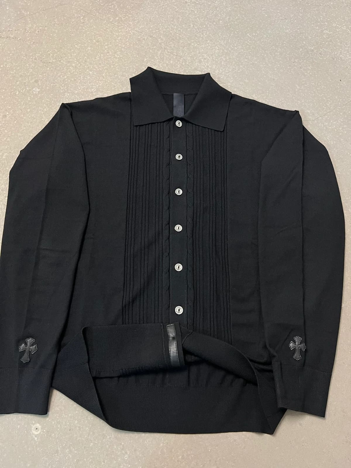 Воротник и планка кардигана Chrome Hearts с пришитыми вручную пуговицами