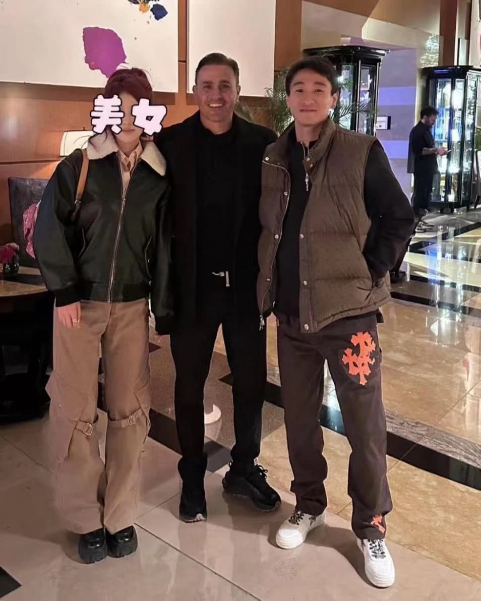 Мужчина в оливковом пуховом жилете Chrome Hearts