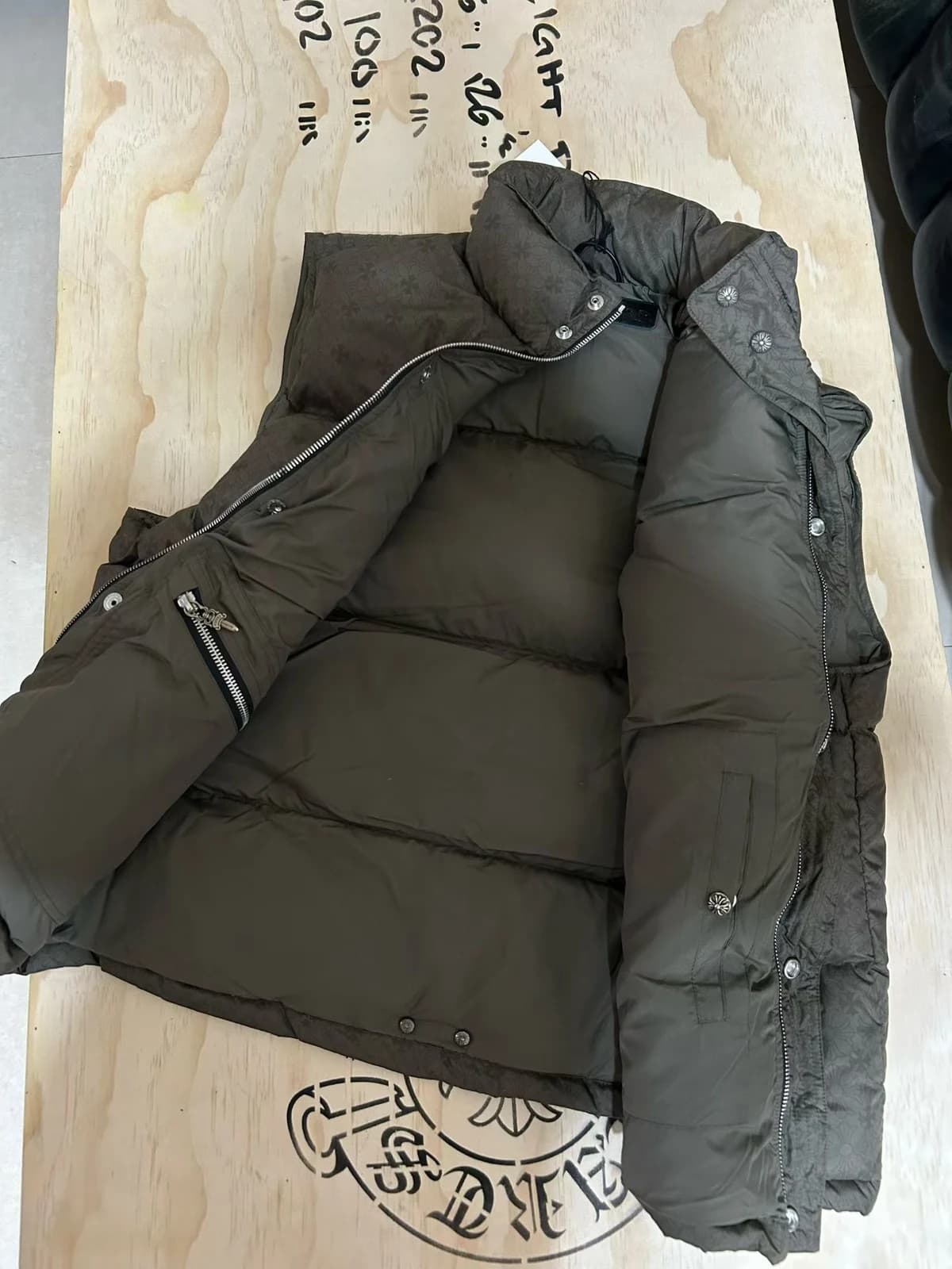 Пуховый жилет Chrome Hearts в развёрнутом виде: стойка и подкладка