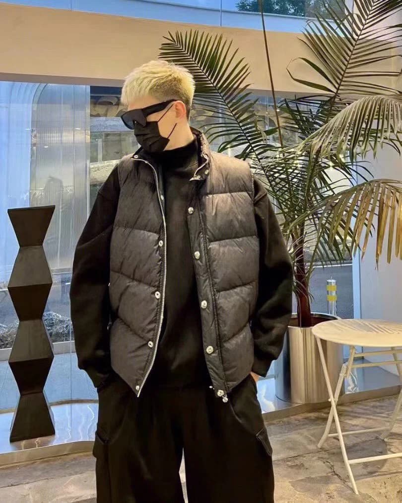Образ с пуховым жилетом Chrome Hearts