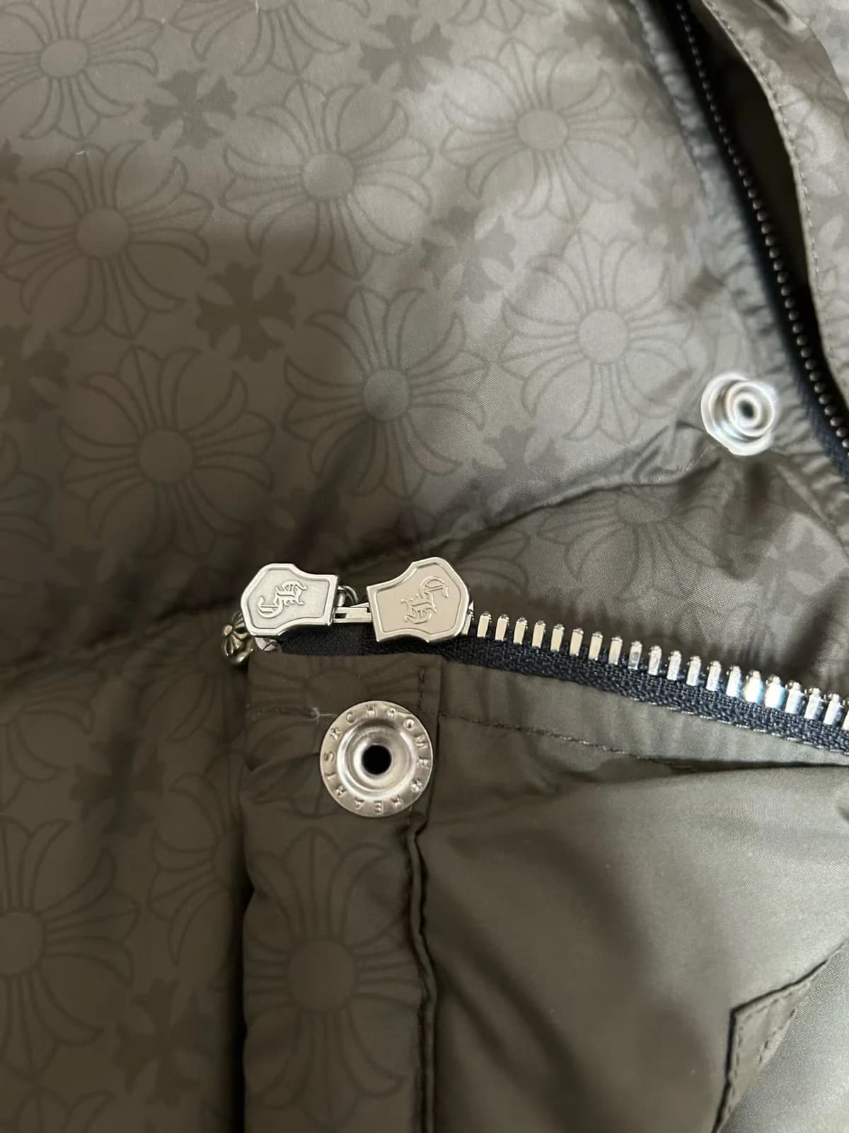 Кнопка и бегунок молнии с гравировкой Chrome Hearts
