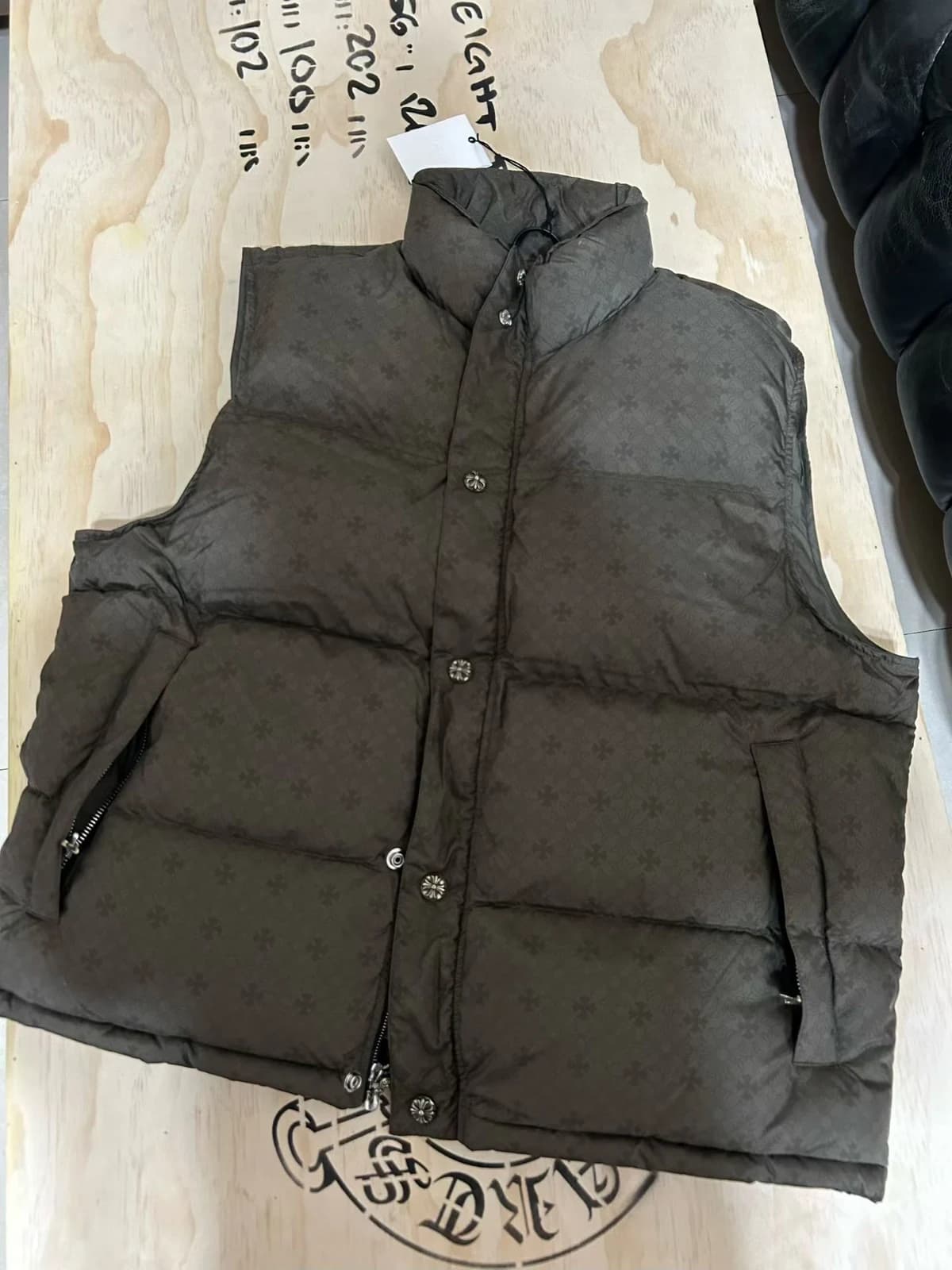 Оливковый пуховый жилет Chrome Hearts с жаккардовым узором