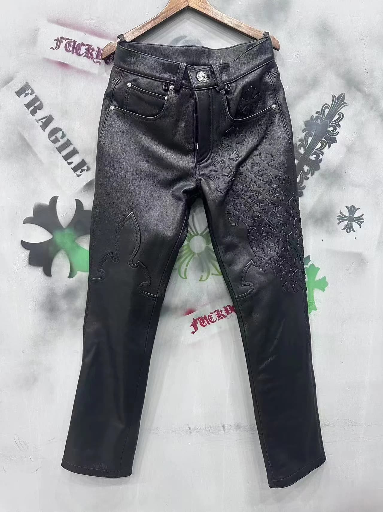 Черные кожаные брюки Chrome Hearts с нашивками-крестами, вид спереди