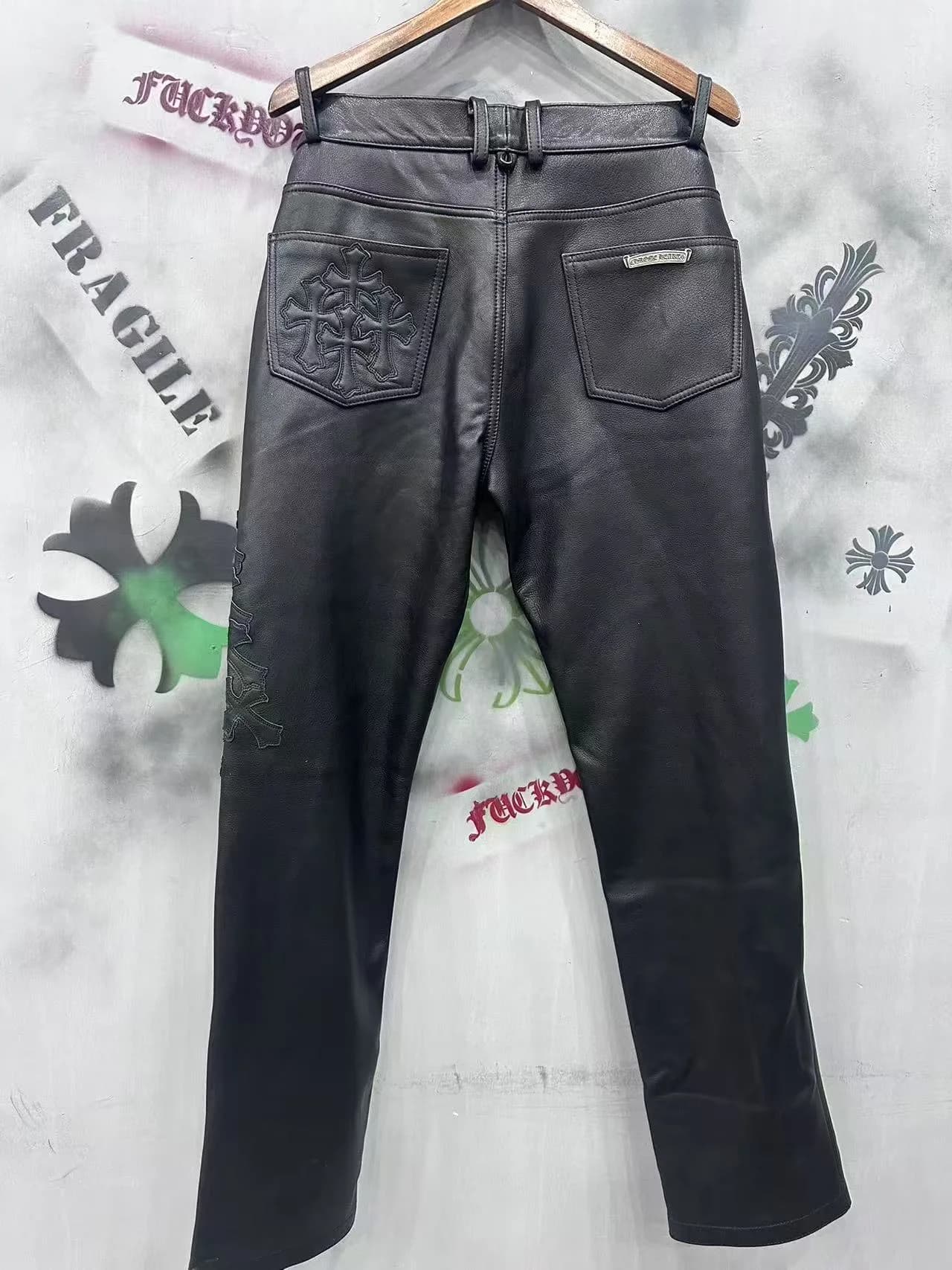 Черные кожаные брюки Chrome Hearts с нашивками-крестами, вид сзади