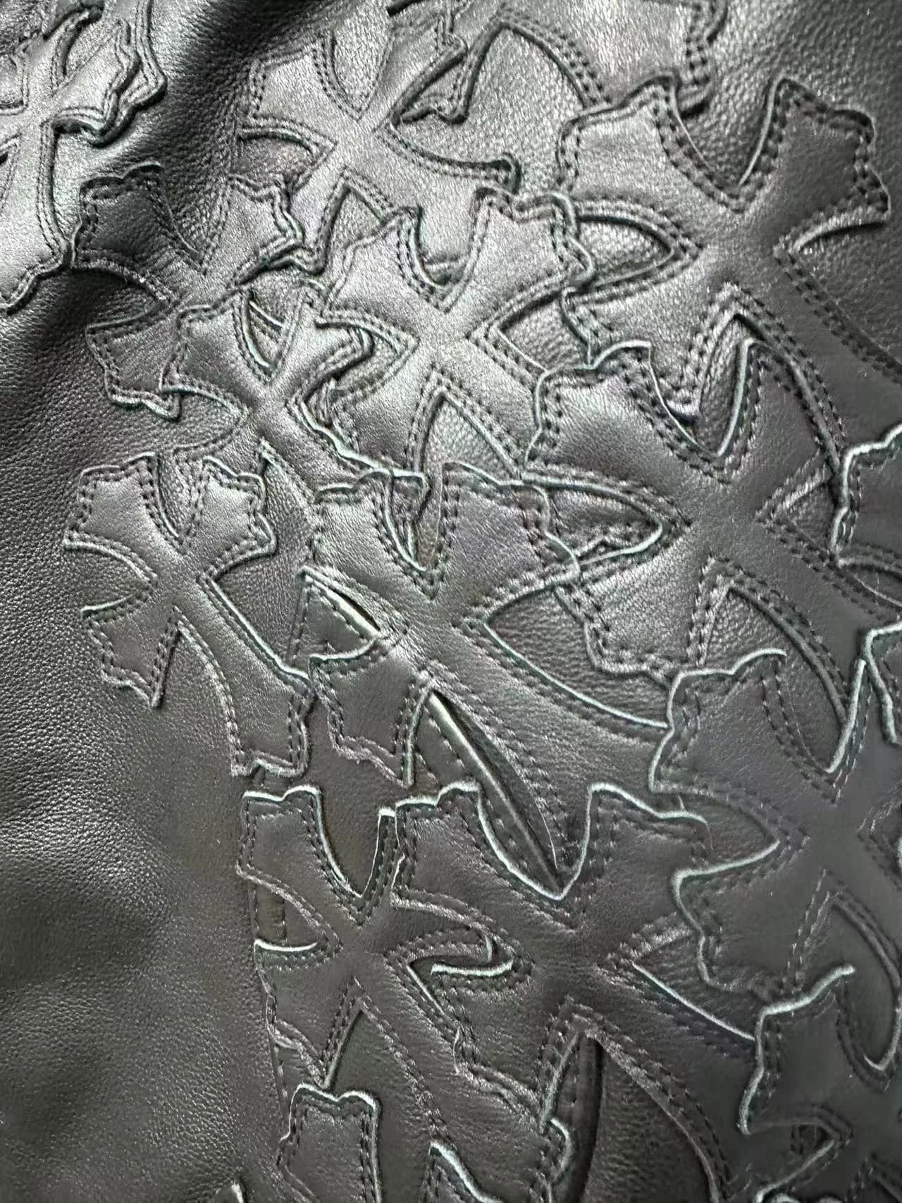 Деталь кожаных нашивок в виде крестов на брюках Chrome Hearts