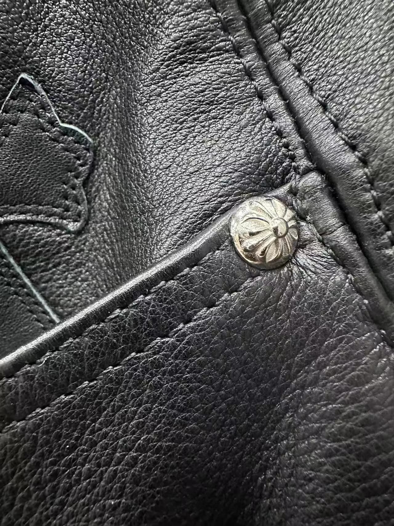 Деталь кармана с серебряной заклепкой Chrome Hearts