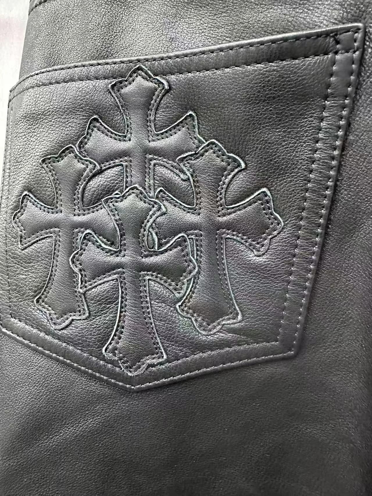 Задний карман брюк Chrome Hearts с нашивками в виде крестов