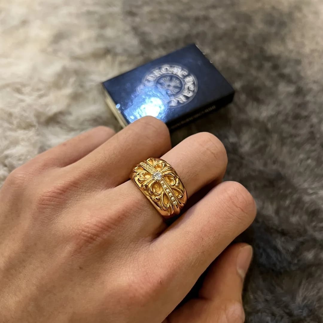 Вид золотого кольца Chrome Hearts Keeper с камнями на пальце