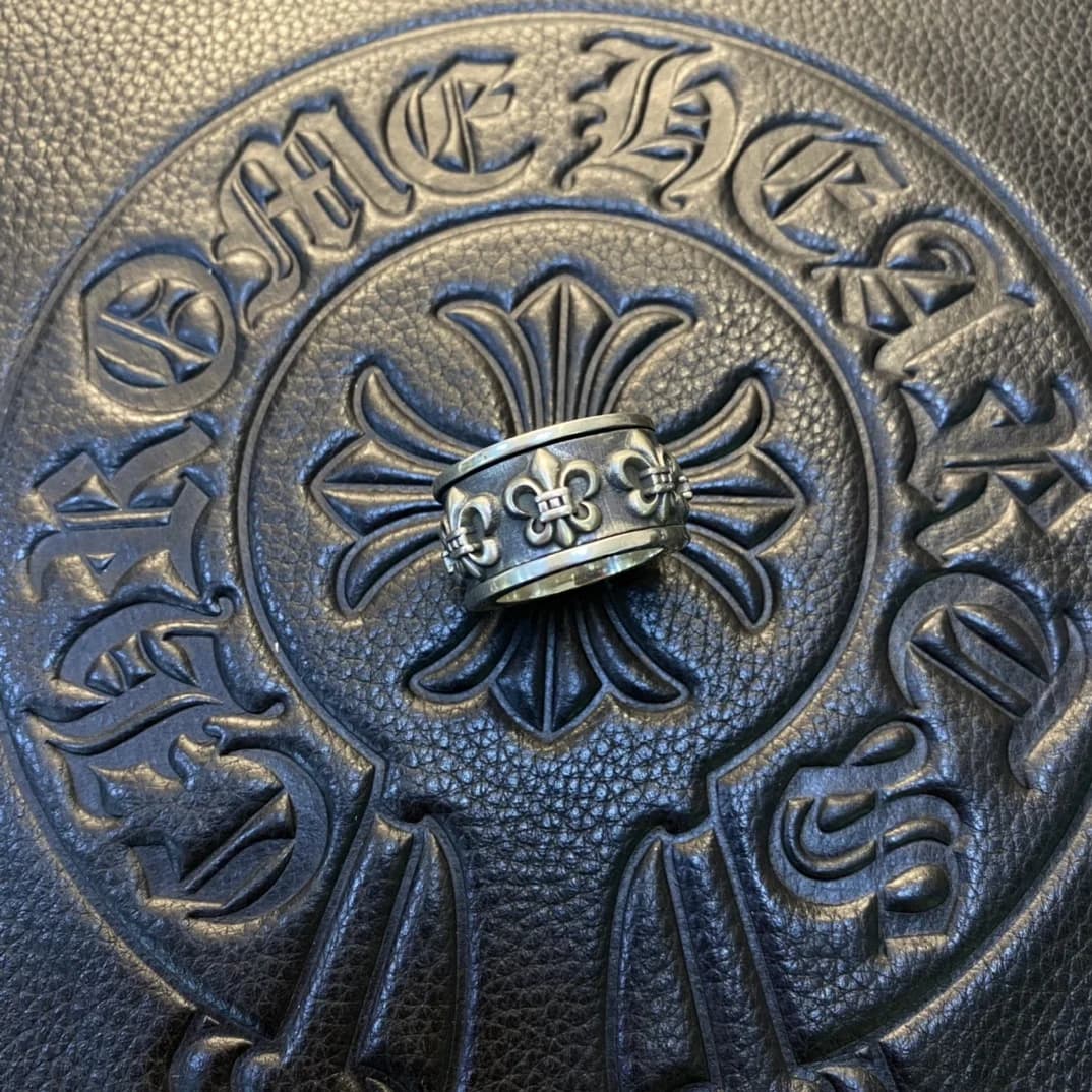 Кольцо Chrome Hearts с геральдическими лилиями на тисненом кожаном фоне