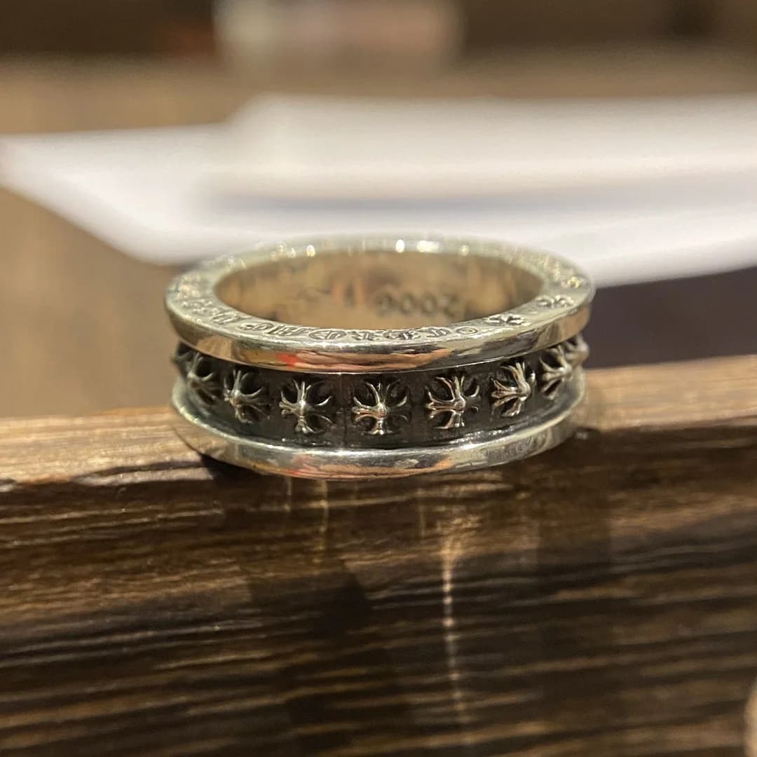 Серебряное кольцо Chrome Hearts Plus Cross Band с рельефным узором крестов