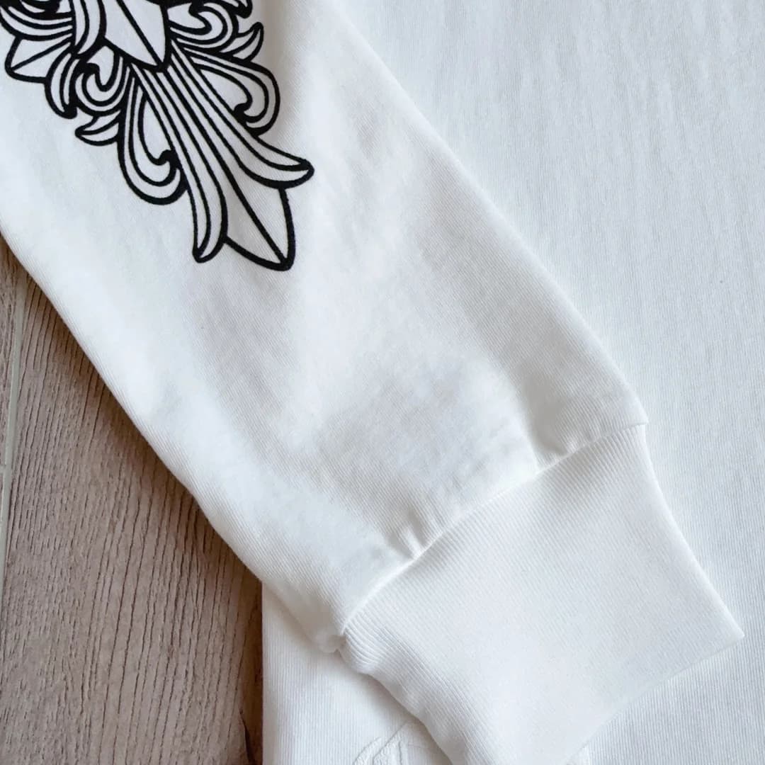 Деталь манжета белого лонгслива Chrome Hearts