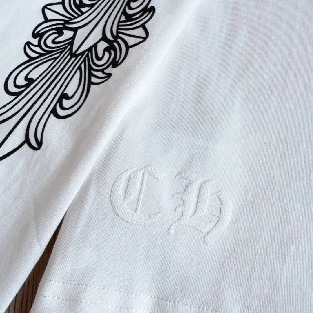 Вышивка логотипа CH на белом лонгсливе Chrome Hearts