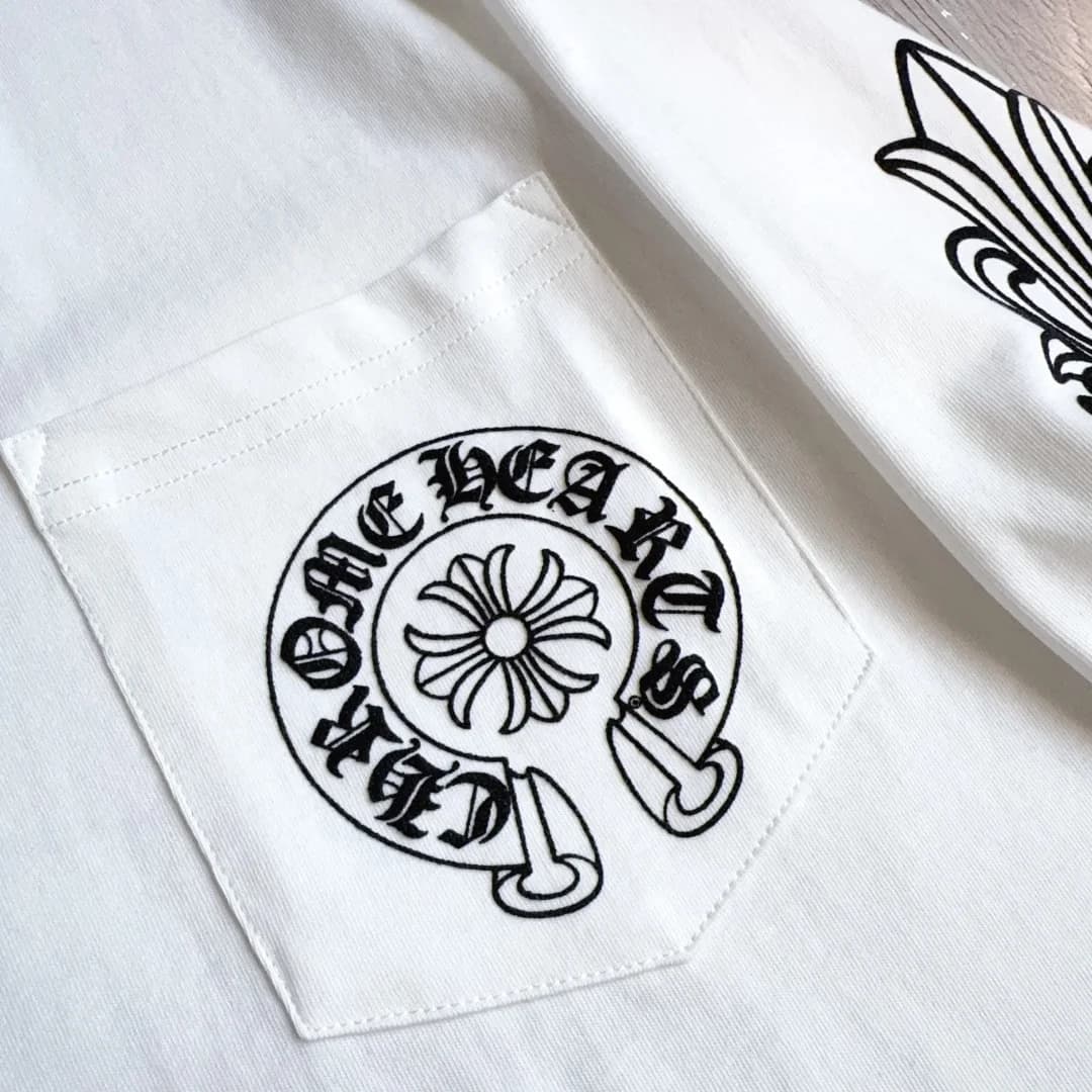 Принт на кармане белого лонгслива Chrome Hearts