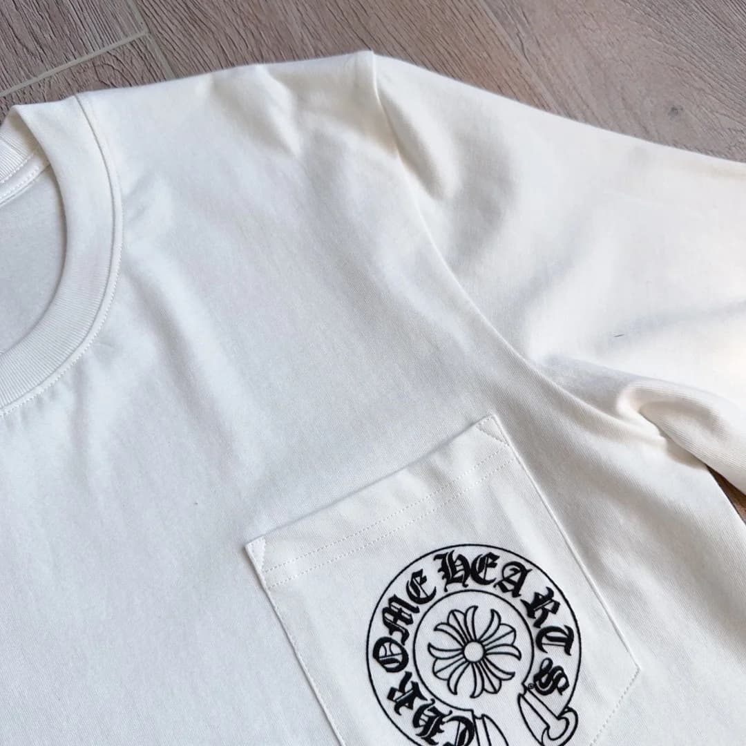 Деталь кармана и горловины белого лонгслива Chrome Hearts