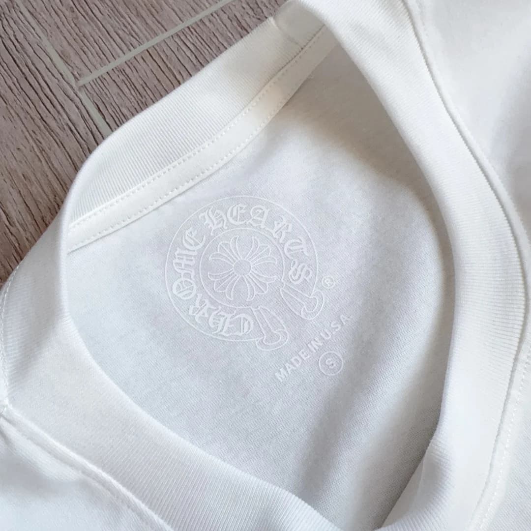 Внутренний принт на горловине белого лонгслива Chrome Hearts
