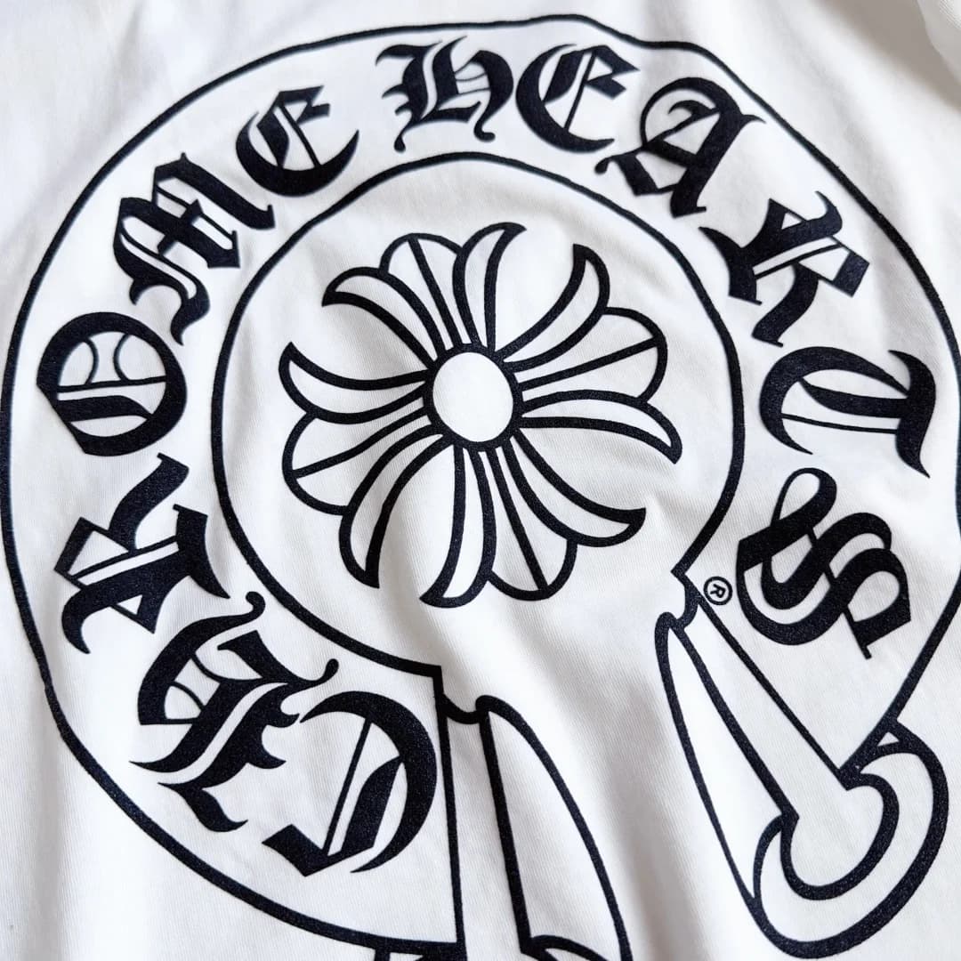 Крупный план принта на спине белого лонгслива Chrome Hearts