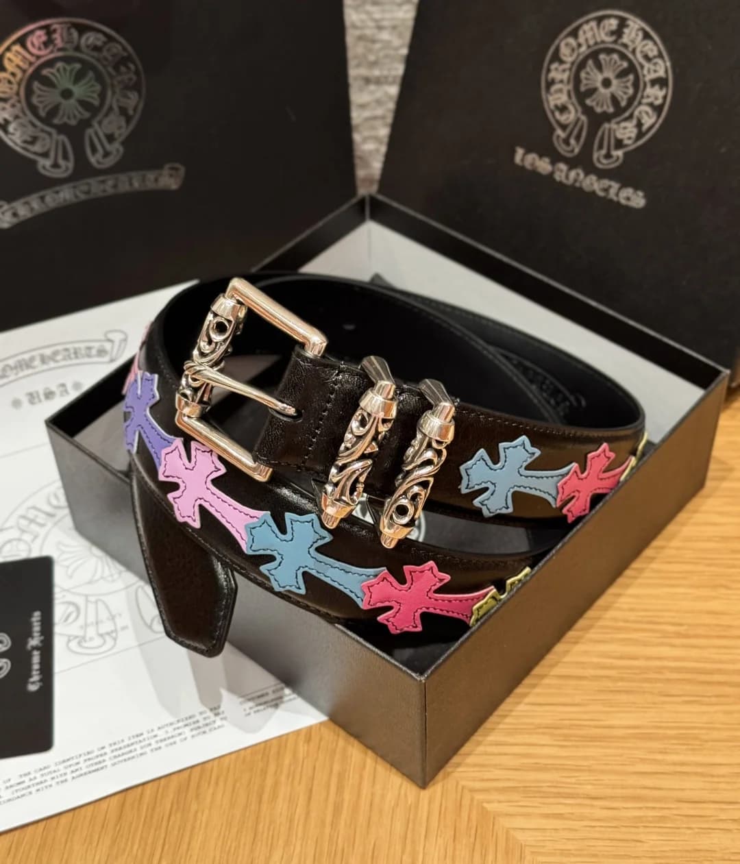 Кожаный ремень Chrome Hearts с разноцветными нашивками в виде крестов в фирменной коробке