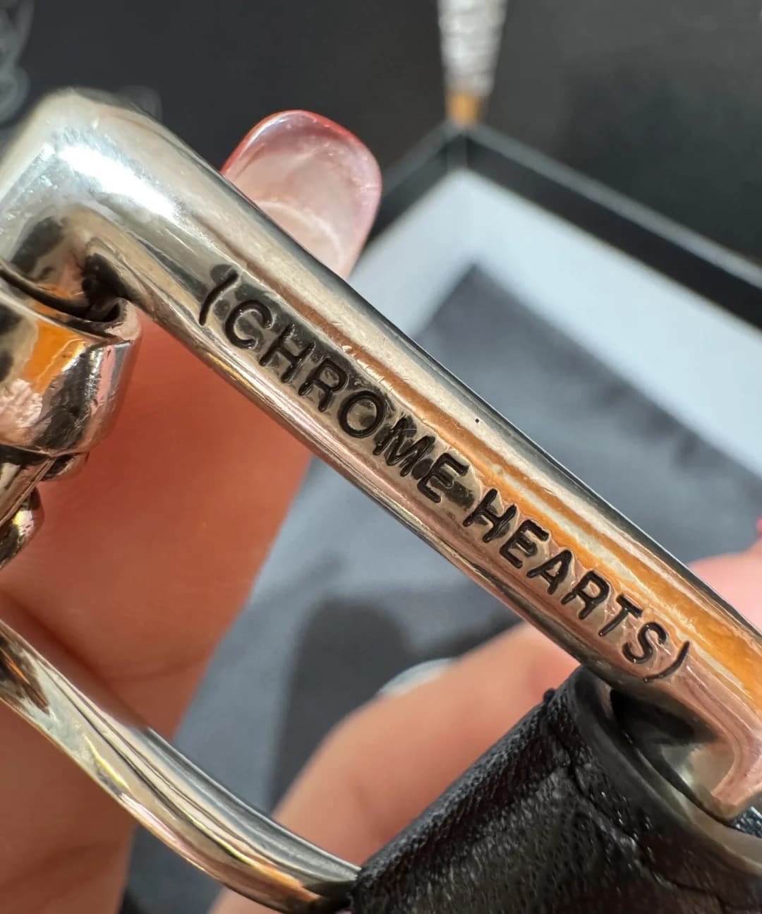 Гравировка бренда Chrome Hearts на серебряной пряжке