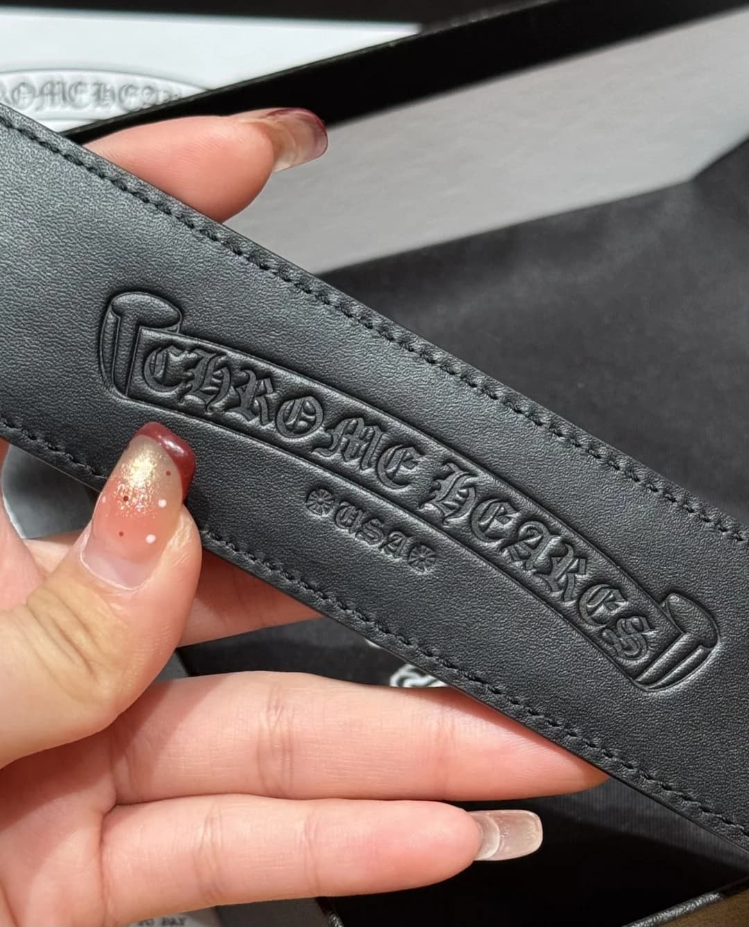 Фирменное тиснение Chrome Hearts на внутренней стороне кожаного ремня