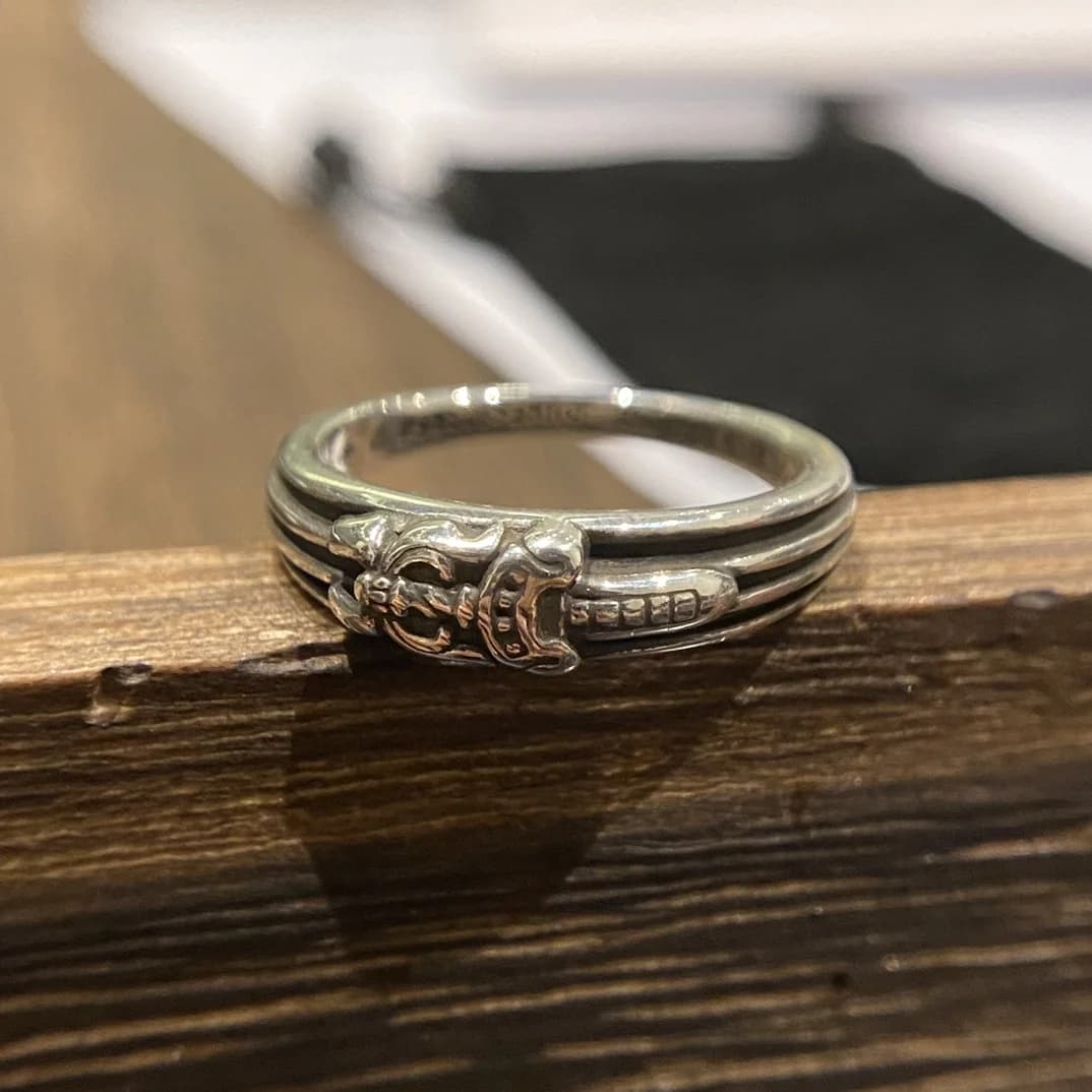 Серебряное кольцо Chrome Hearts Dagger с рельефным кинжалом крупным планом