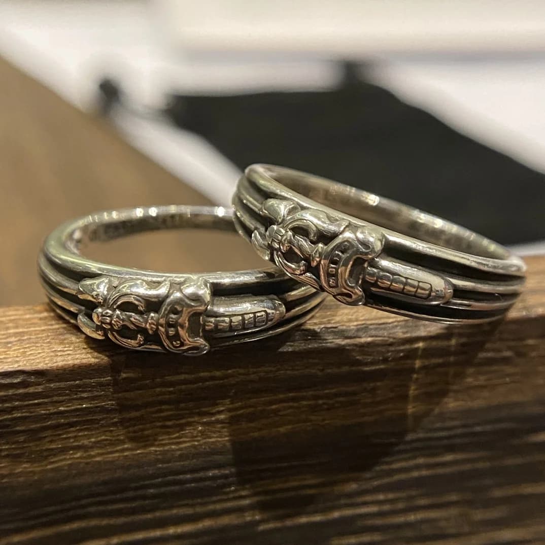 Два кольца Chrome Hearts Dagger на деревянной подставке