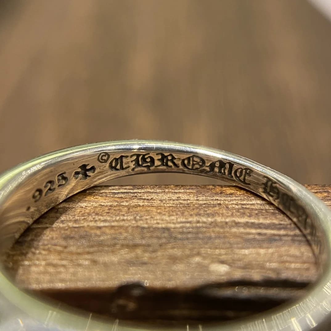 Гравировка 925 и фирменного логотипа на внутренней стороне кольца Chrome Hearts