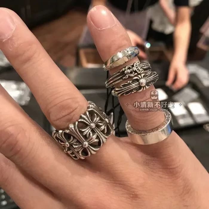 Пример ношения нескольких серебряных колец Chrome Hearts Dagger на пальцах