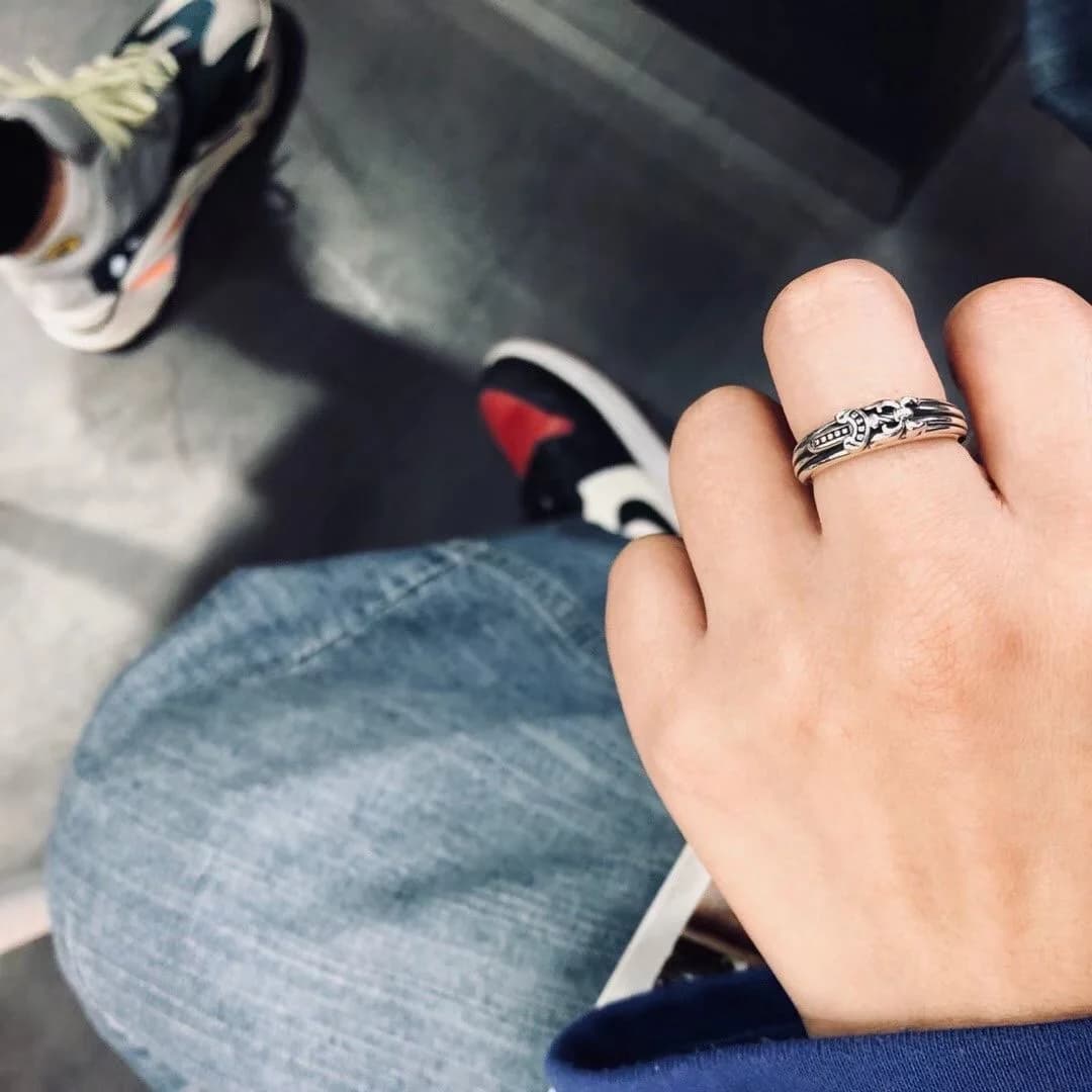 Кольцо Chrome Hearts Dagger на руке крупным планом