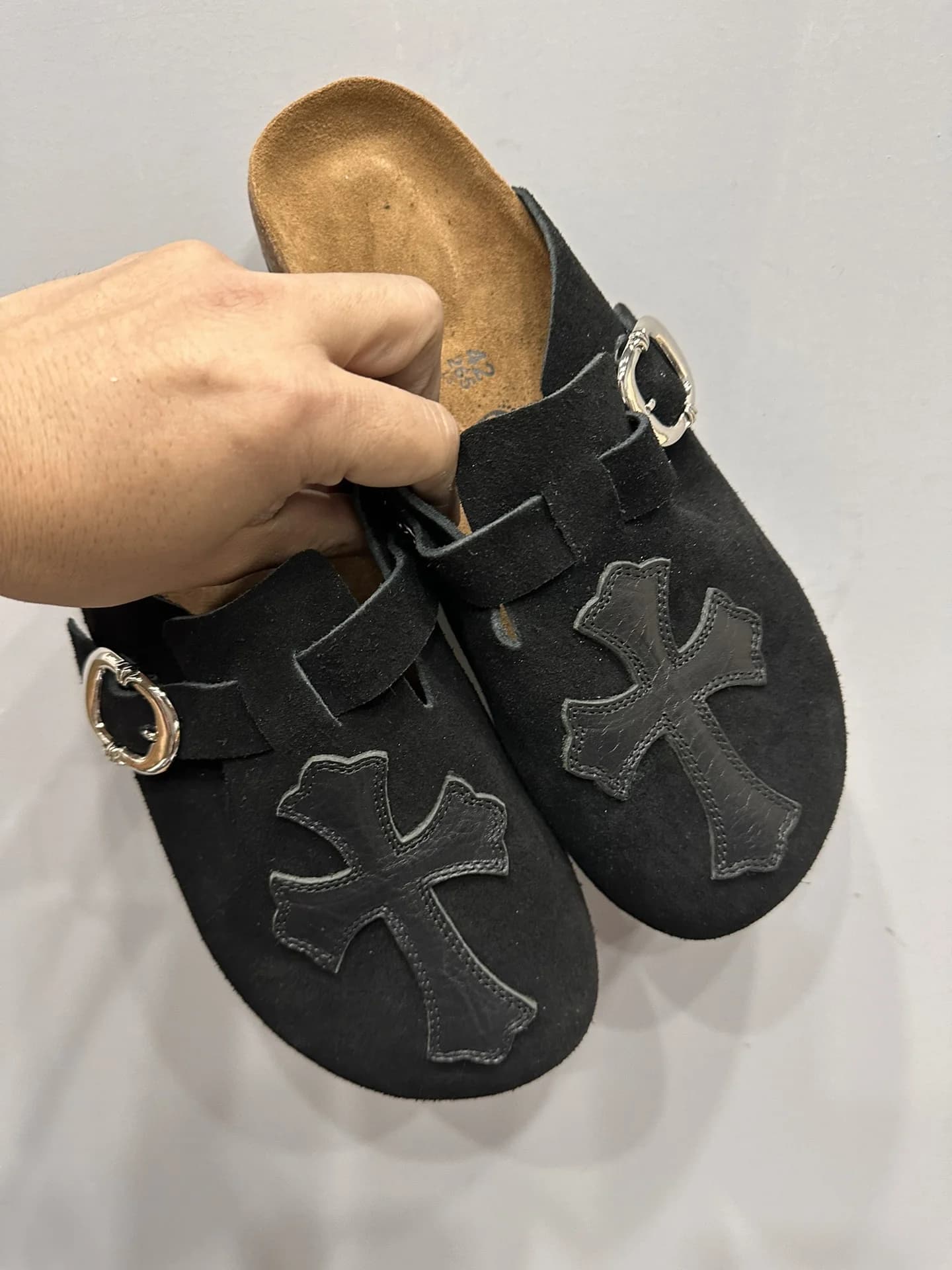 Черные замшевые сабо Chrome Hearts x Birkenstock Boston с нашивками в виде крестов