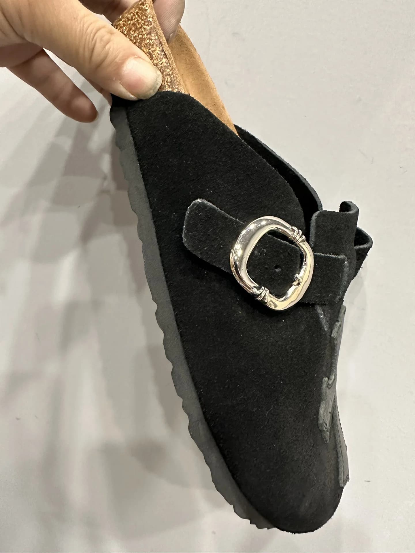Вид сбоку на сабо Chrome Hearts x Birkenstock Boston с металлической пряжкой