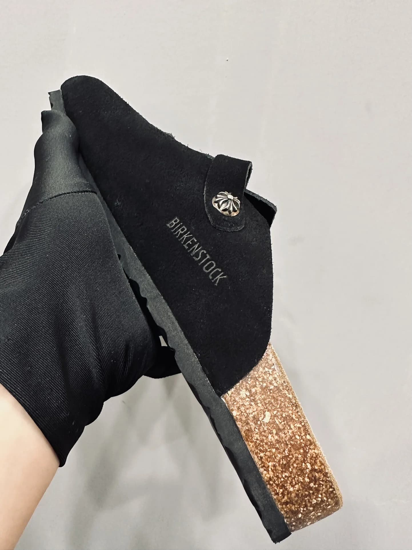 Внутренняя сторона сабо Chrome Hearts x Birkenstock Boston с тиснением бренда