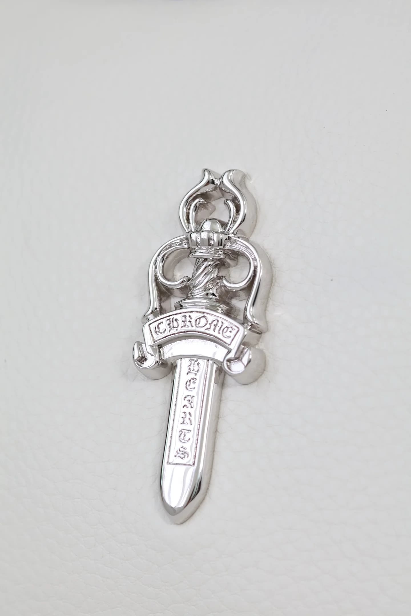 Серебряная накладка в виде кинжала Dagger 925 пробы крупным планом