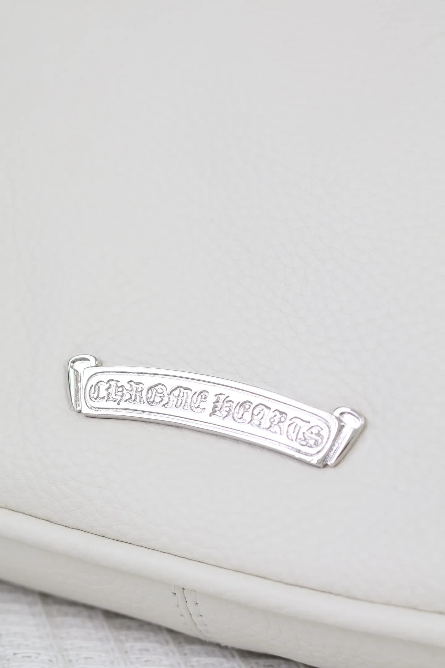 Серебряная табличка с логотипом Chrome Hearts на задней панели