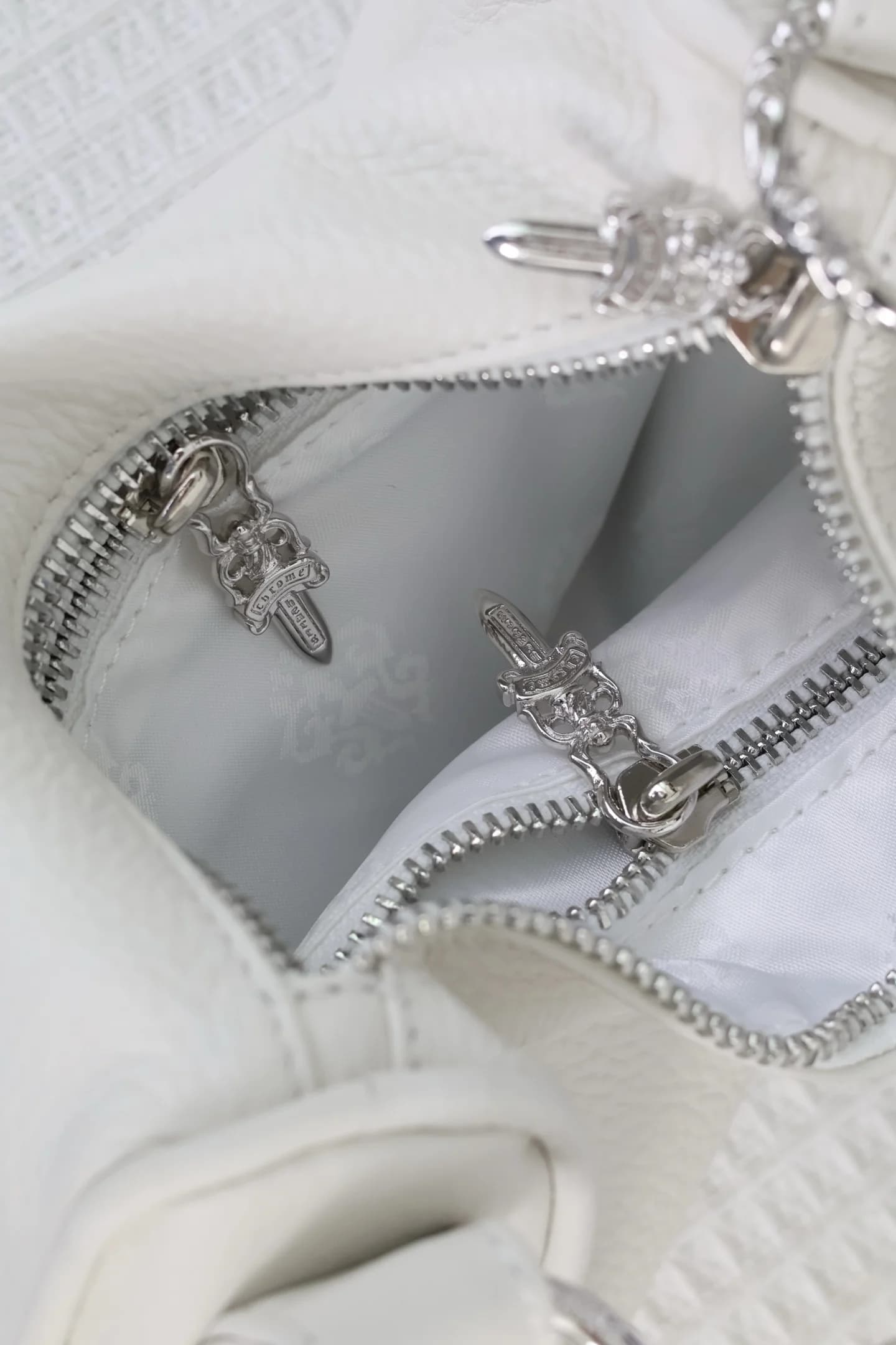 Внутренний карман и подкладка с фирменным узором Chrome Hearts