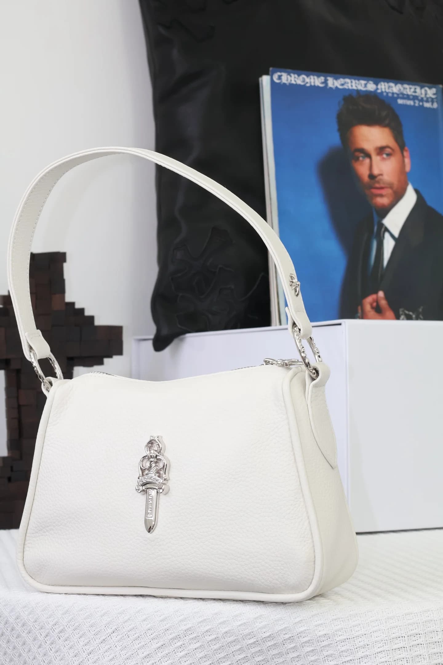 Сумка на плечо Chrome Hearts белого цвета, вид спереди