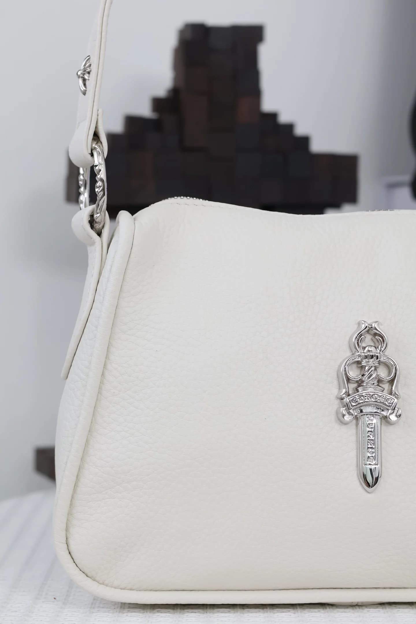 Лицевая панель белой сумки Chrome Hearts с кинжалом Dagger крупным планом