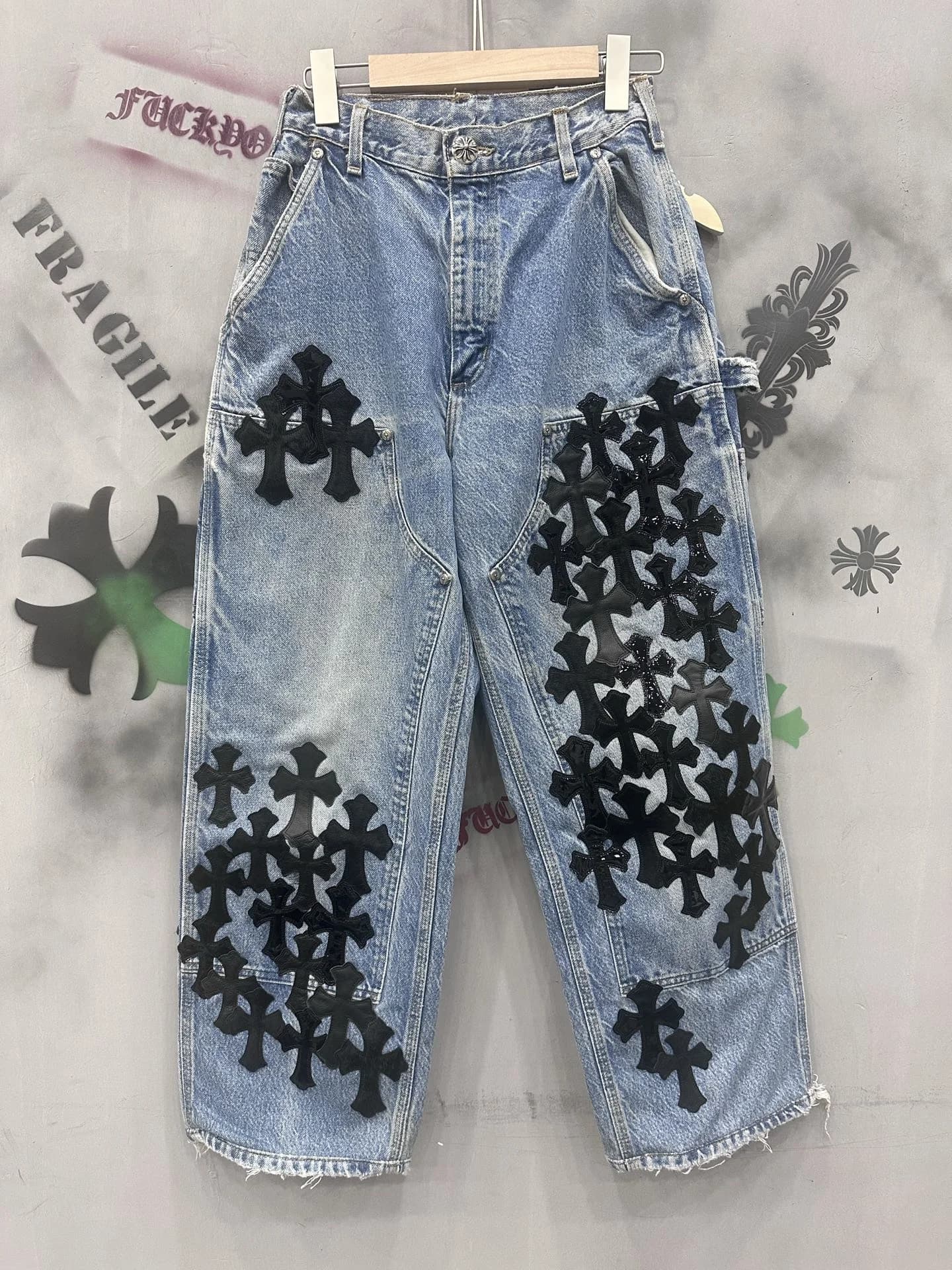 Джинсы Chrome Hearts x Carhartt B73 Double Knee голубого цвета с черными кожаными нашивками-крестами, вид спереди